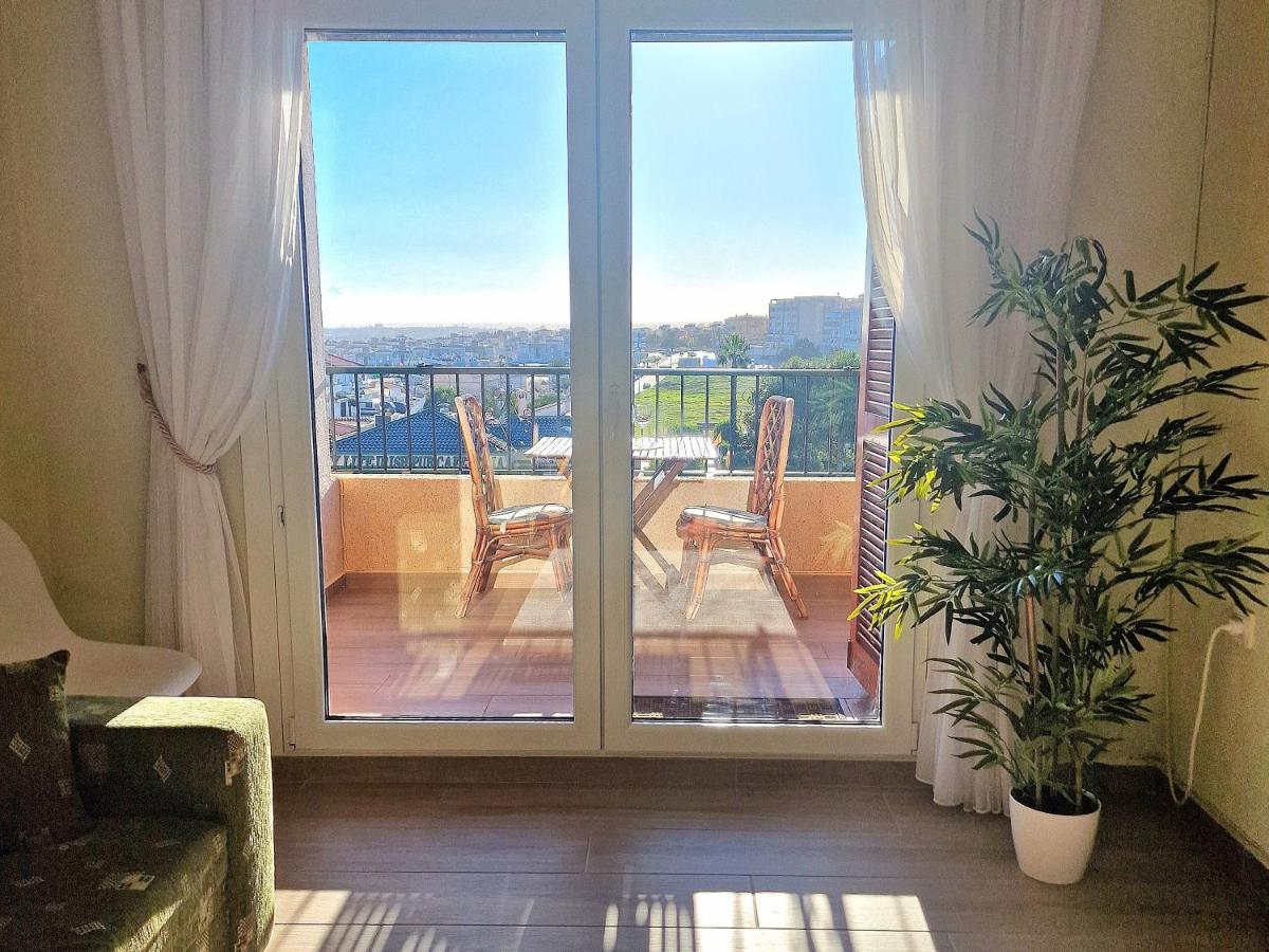 Cozy Apartment With Sea View Торевиеха Екстериор снимка