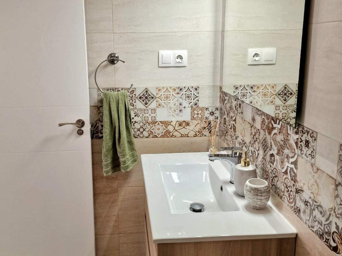 Cozy Apartment With Sea View Торевиеха Екстериор снимка